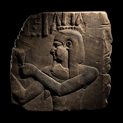Relief en grès égyptien représentant un dieu fluvi