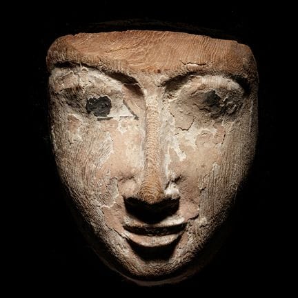 Masque funéraire égyptien en bois représentant une
