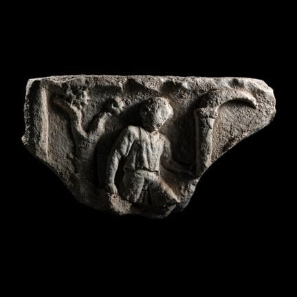 Frammento di rilievo in marmo romano
Circa II seco