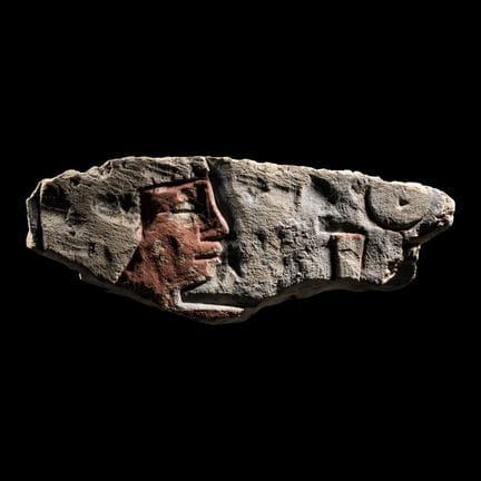 Fragment de relief égyptien en calcaire peint
Péri