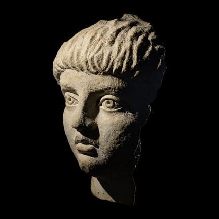 Testa di giovane in pietra calcarea romana
Circa I