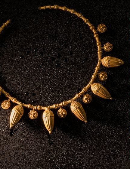 Eine griechische Goldkette mit Eichel-Anhängern
Um
