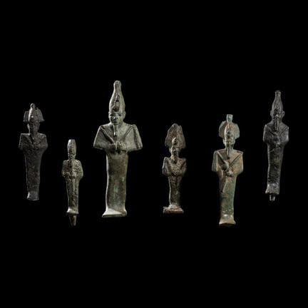 Six figurines égyptiennes en bronze représentant O