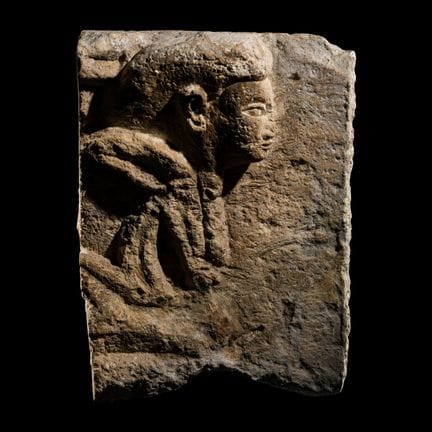 Fragment de calcaire égyptien représentant un dign