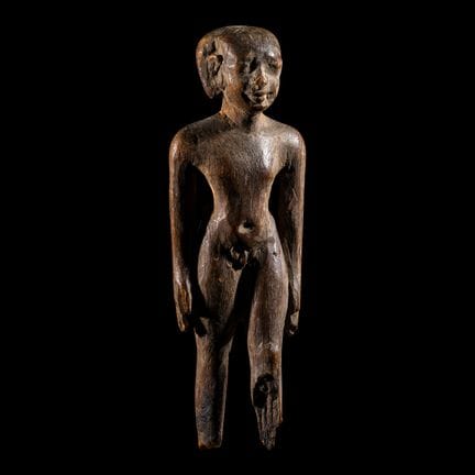 Figurine égyptienne en bois représentant un jeune 