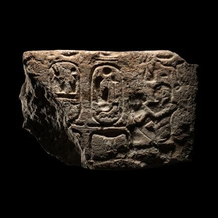 Fragment de relief en calcaire égyptien portant le