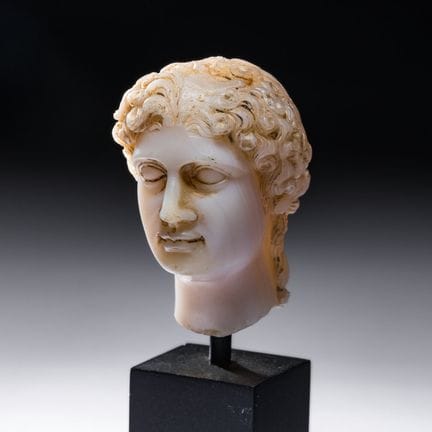 Testa romana in calcedonio raffigurante una donna 