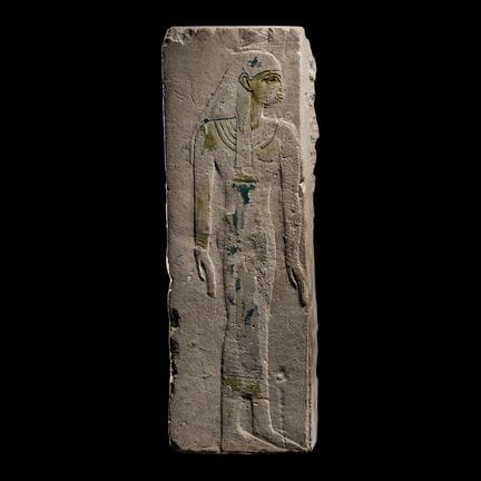 Stèle en calcaire égyptien présentant un relief re