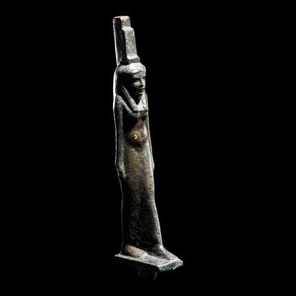 Una statuetta egizia in bronzo raffigurante Neith
