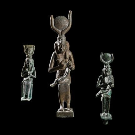 Trois figurines égyptiennes en bronze et en faïenc