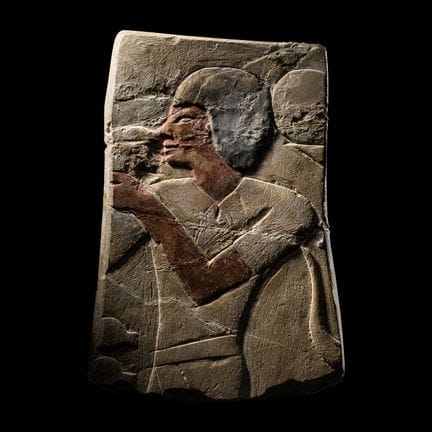 Fragment de relief égyptien en calcaire peint
Nouv