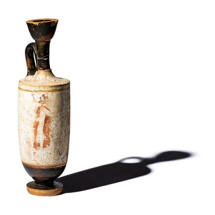 一件雅典白底莱基托斯陶罐
归因于休斯顿画派，约公元前440-430年
高27厘米（10 5/8英寸）
