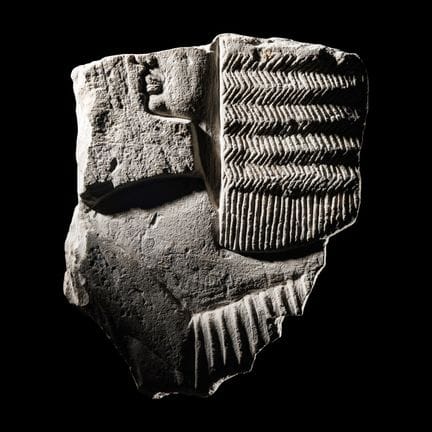 Fragment de relief en calcaire égyptien
Nouveau Ro