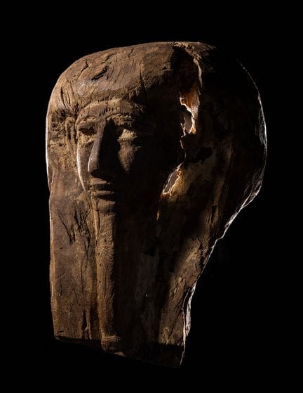 Fragment de couvercle de sarcophage égyptien en bo