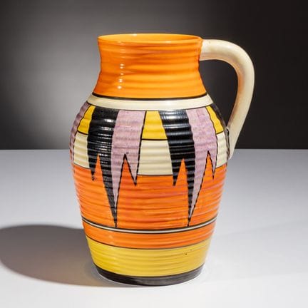 Clarice Cliff
(inglese, 1899–1972)
Brocca con moti