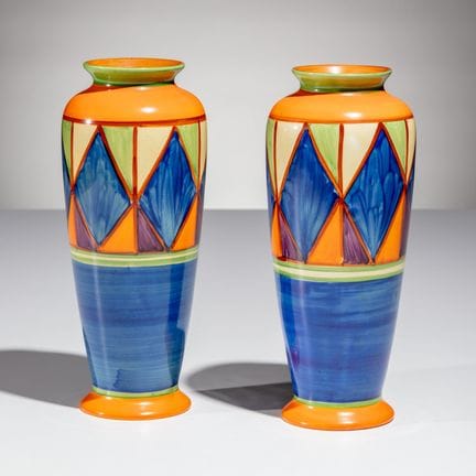 Clarice Cliff
(Inglesa, 1899-1972)
Dos jarrones co