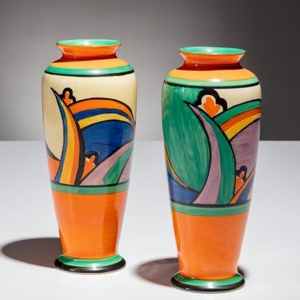 Clarice Cliff
(Inglesa, 1899-1972)
Dos jarrones co