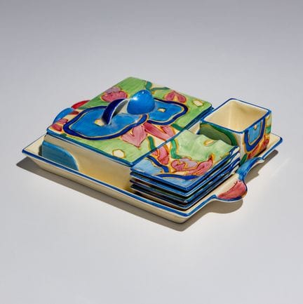 Clarice Cliff
(Inglese, 1899–1972)
Vassoio da tè a