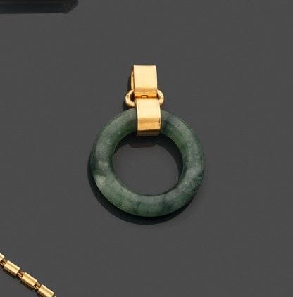 Anhänger aus 750er Gelbgold mit einem Ring aus Jad