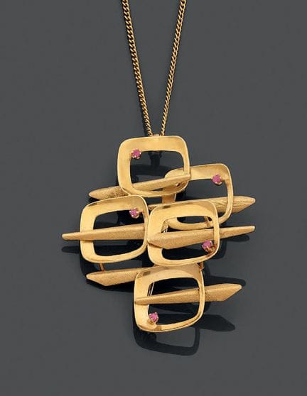 Collana articolata in oro giallo 750 con un ciondo