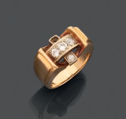 Anello in oro giallo 750, con il centro decorato c