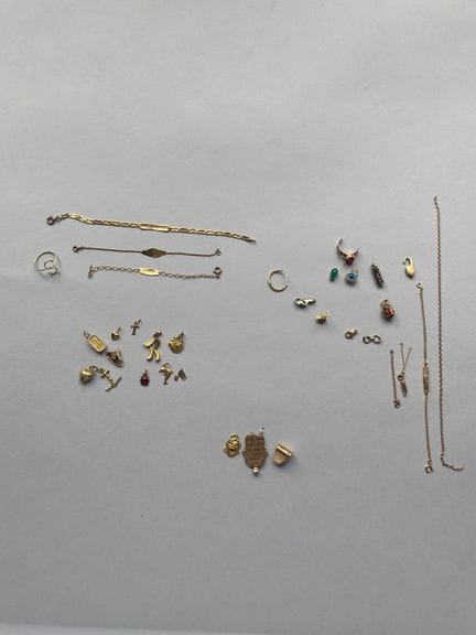 Lot en or jaune 750 millièmes comprenant : pendent