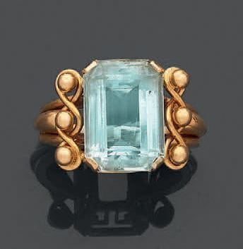 Anello in oro giallo 750 con una pietra sintetica 