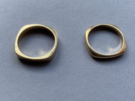 Due anelli in oro giallo 750, lisci, di forma a cu