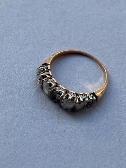 Ring aus 750er Gold und 850er Platin, in der Mitte
