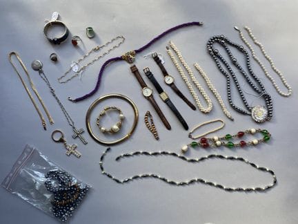 Modeschmuck-Set bestehend aus: Halsketten, Uhren, 