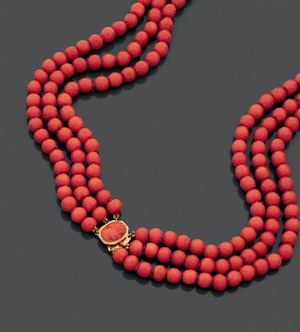 Collana a tre fili di perle di corallo rosso (*Cor