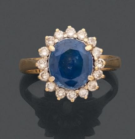 Anello in oro giallo 750 con al centro uno zaffiro