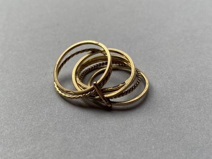 Anello con sette anelli in oro giallo 750, alcuni 