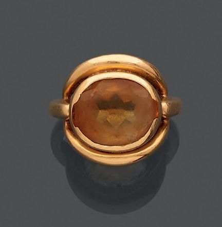 Anello in oro giallo 750 con al centro un citrino 