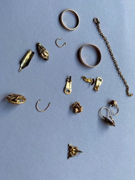 Set aus 750er Gelbgold, bestehend aus: zwei Ohrrin