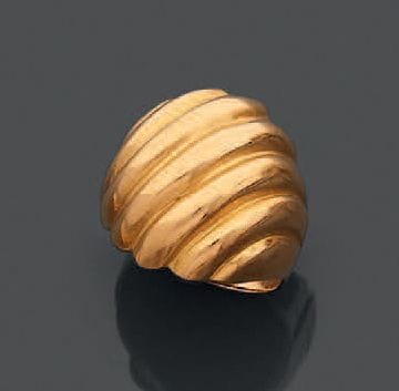 Anello in oro giallo 750, con la parte centrale bo