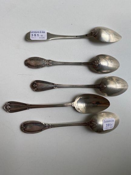 Set di cinque cucchiai in argento 925, modelli div