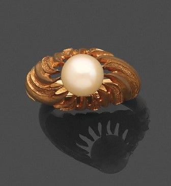 Ring aus 750er Gelbgold, in der Mitte mit einem Bl
