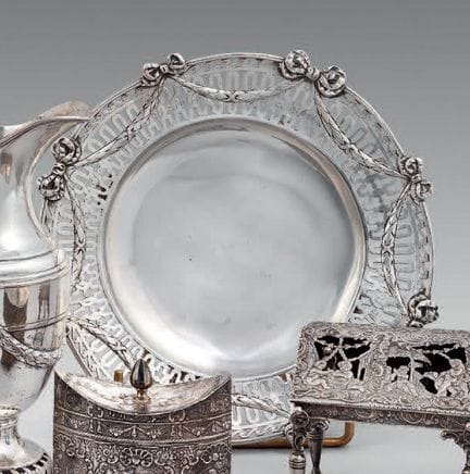 Expositor de plata, con el borde calado y decorado