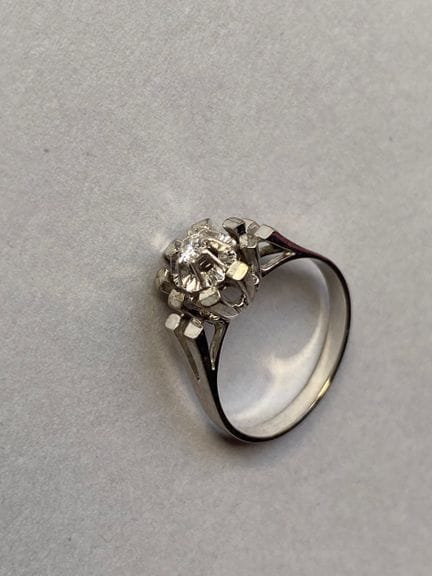 Anello in oro bianco 750 e platino 850, con al cen
