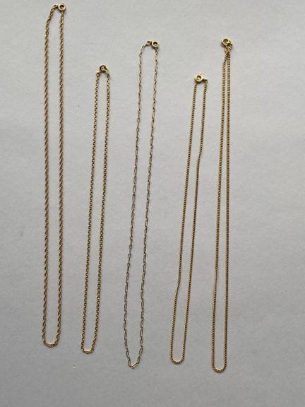 Ensemble de cinq colliers articulés en or jaune 75