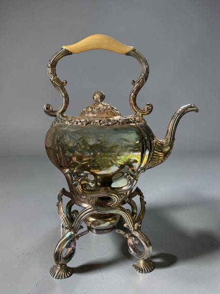 Samovar in metallo placcato argento, con base a qu