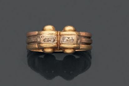 Anello in oro 750 a tre tonalità, con la parte cen
