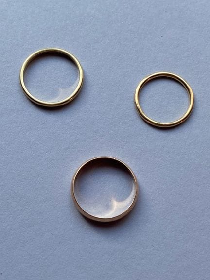 Set aus drei Eheringen aus 750er Gelbgold, glatt.
