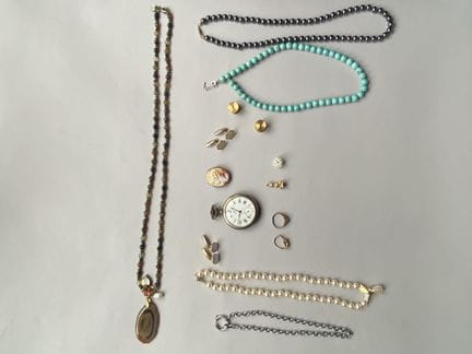 Lot de bijoux fantaisie ornés de pierres d'imitati