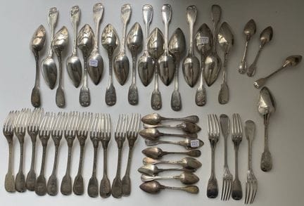 Servizio da tavola in argento, modello “filet”, in