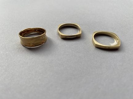 Set di tre anelli in oro 750, lisci.
Peso lordo: 9