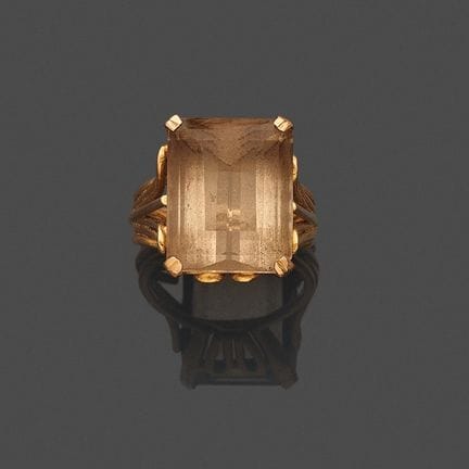 Ring aus 750er Gelbgold, in dessen Mitte ein braun