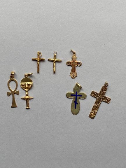 Ensemble de sept pendentifs croix : cinq en or jau