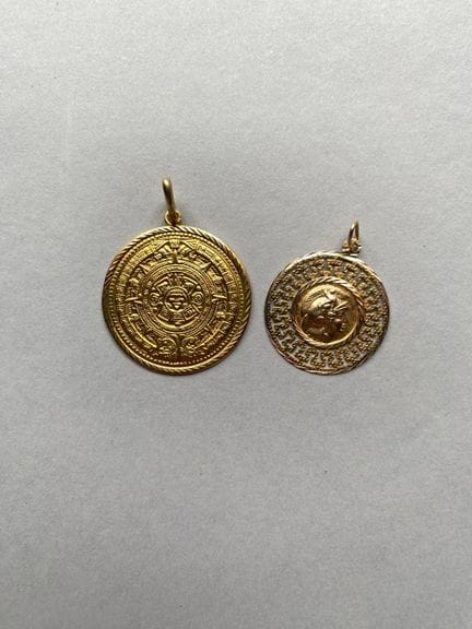 Due ciondoli di forma rotonda in oro giallo 585 mi